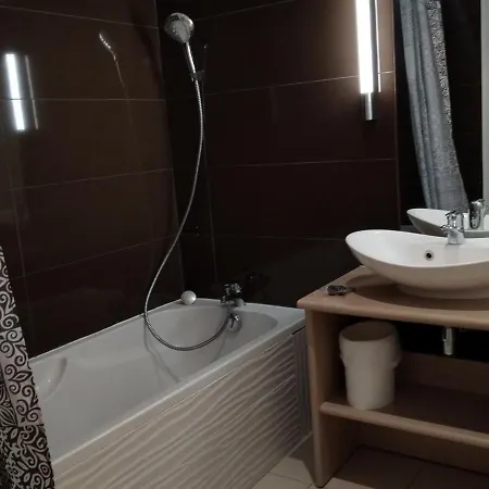 Spacieux Pour 10 Pers. Avec Piscine Interieure, Sauna Et Wifi - Fr-1-165b-2
