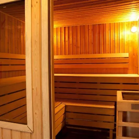 Spacieux Pour 10 Pers. Avec Piscine Interieure, Sauna Et Wifi - Fr-1-165b-2 *